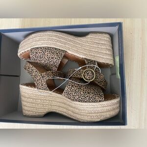 Universal Thread Tan Espadrille Wedges